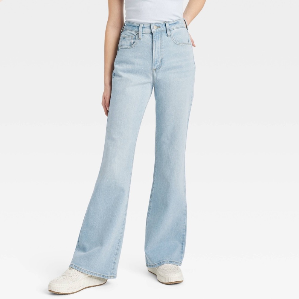 Universal Thread Women's Light Wash High-Rise Flare Jeans